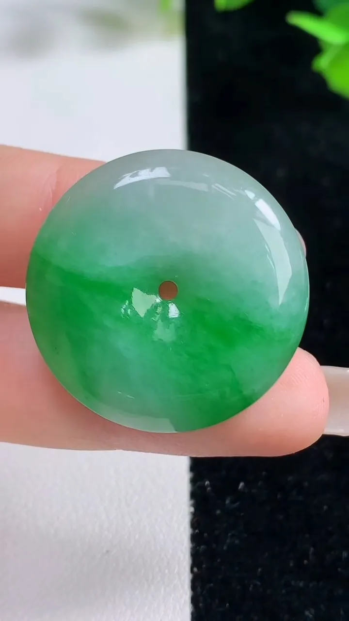 天然A货翡翠平安扣吊坠，尺寸29.5-6，重量:10.99g
9月16日