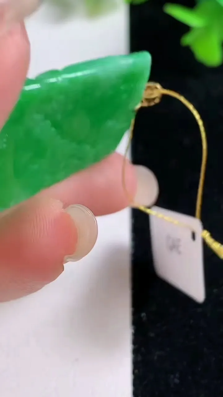 天然A货翡翠山水牌吊坠，尺寸35.8-26.5-3，重量:7.94g
9月16日