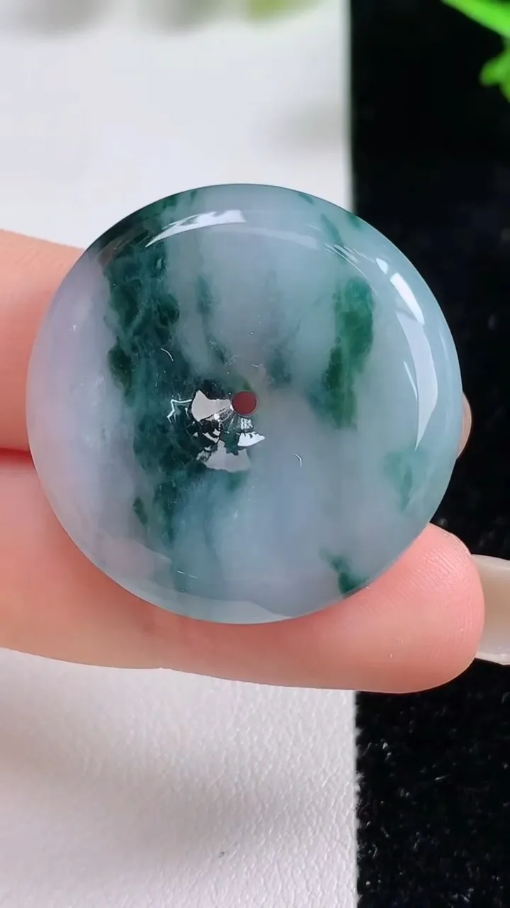 天然A货翡翠飘花平安扣吊坠，尺寸30.8-5.8，重量:12.85g
9月16日