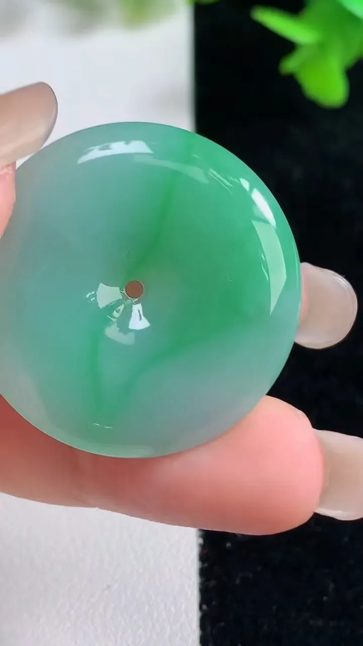 天然A货翡翠平安扣吊坠，尺寸31.4-5，重量:11.55g
9月16日