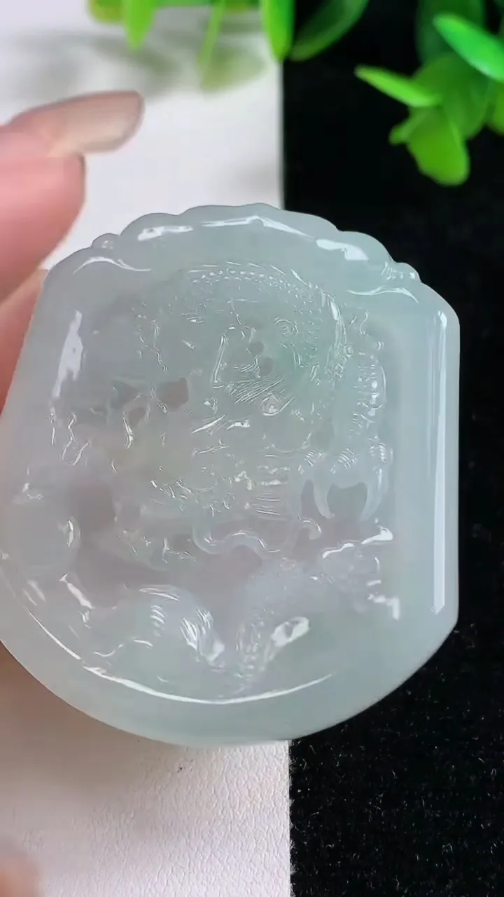 天然A货翡翠龙牌吊坠，尺寸50.3-44.8-4，重量:26.52g
9月16日
