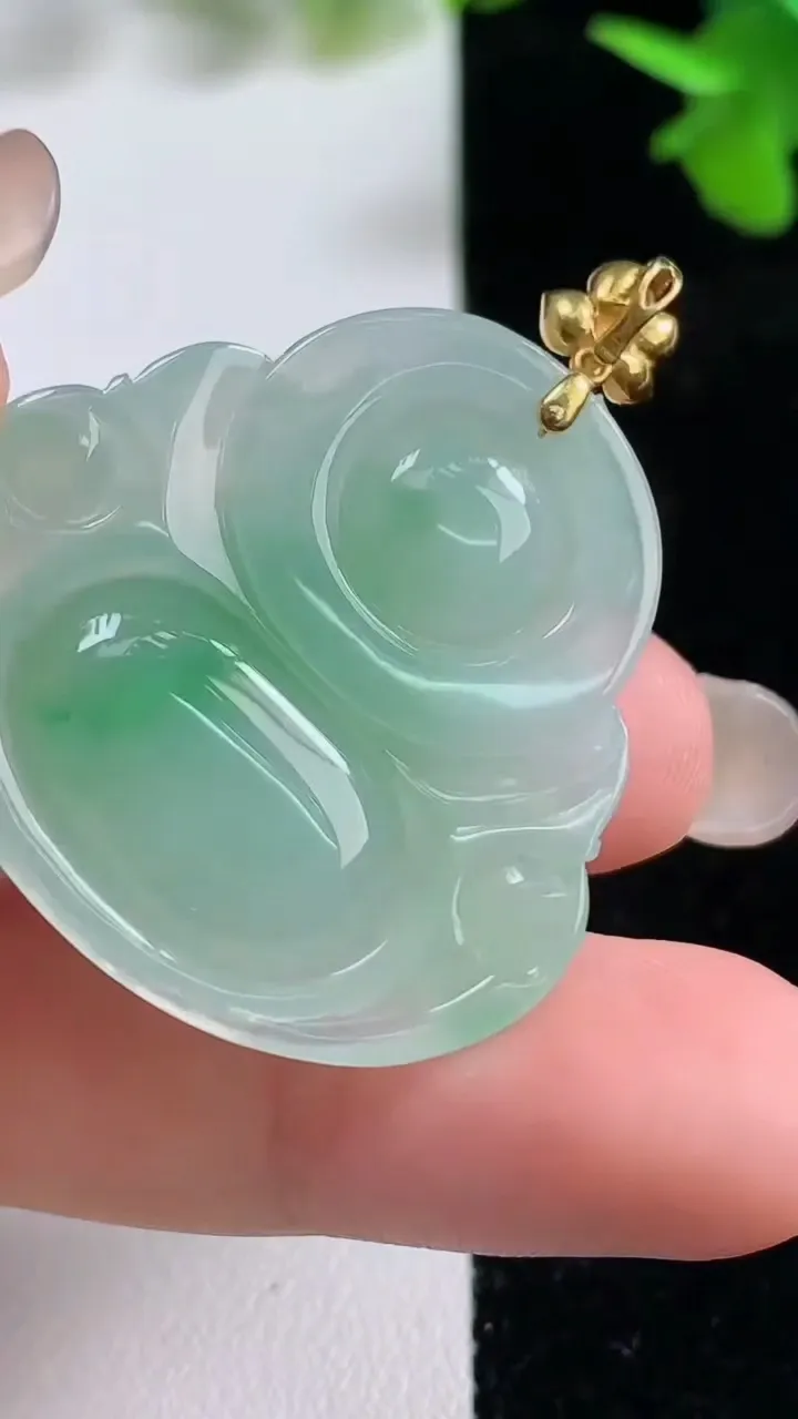 天然A货翡翠平安扣吊坠，尺寸31.6-6，重量:13.07g
9月16日