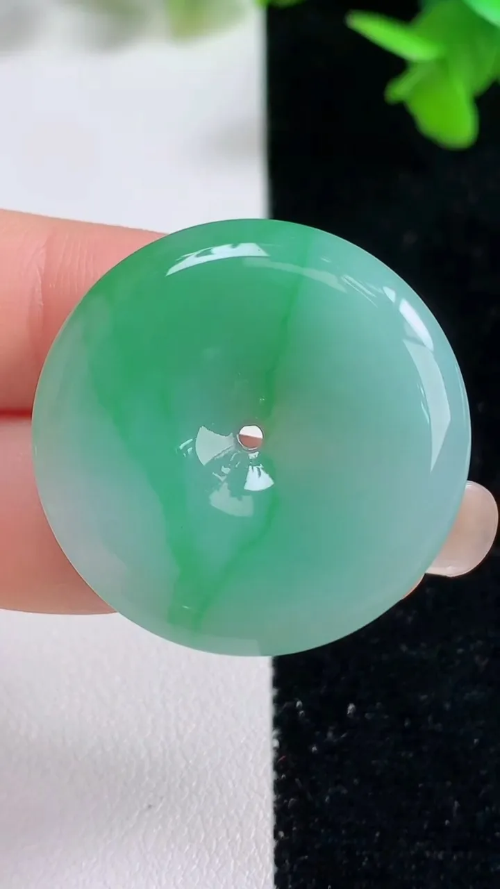 天然A货翡翠平安扣吊坠，尺寸31.4-5，重量:11.55g
9月16日