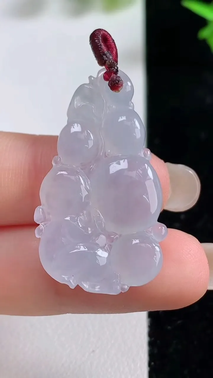天然A货翡翠生肖猴吊坠，尺寸34.3-19-3.8，重量:5.12g
9月16日