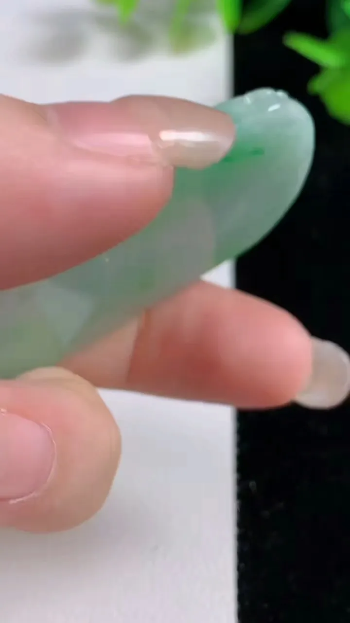 天然A货翡翠山水牌吊坠，尺寸60.8-31.5-4.7，重量:22.29g
9月16日