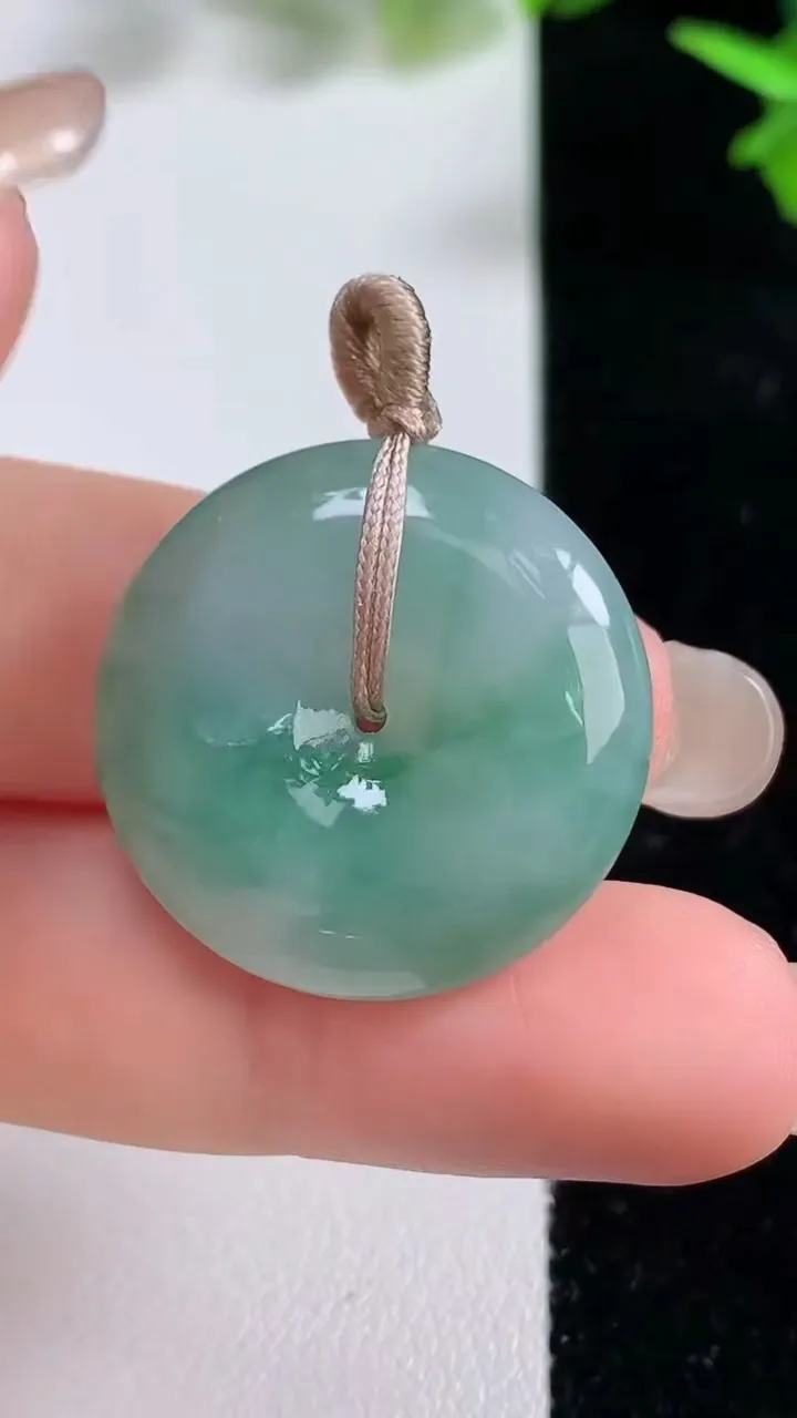 天然A货翡翠平安扣吊坠，尺寸25-6，重量:8.28g
9月16日