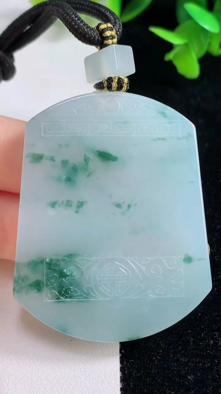 天然A货翡翠种飘花仿古无事牌吊坠，尺寸53-41.4-5.2，重量:39.41g
9月16日
