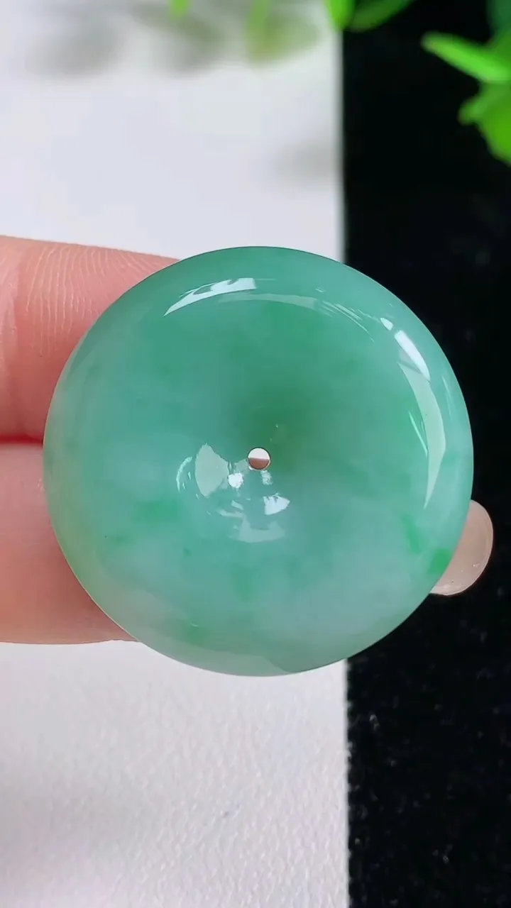 天然A货翡翠平安扣吊坠，尺寸30-6.6，重量:13.24g
9月16日