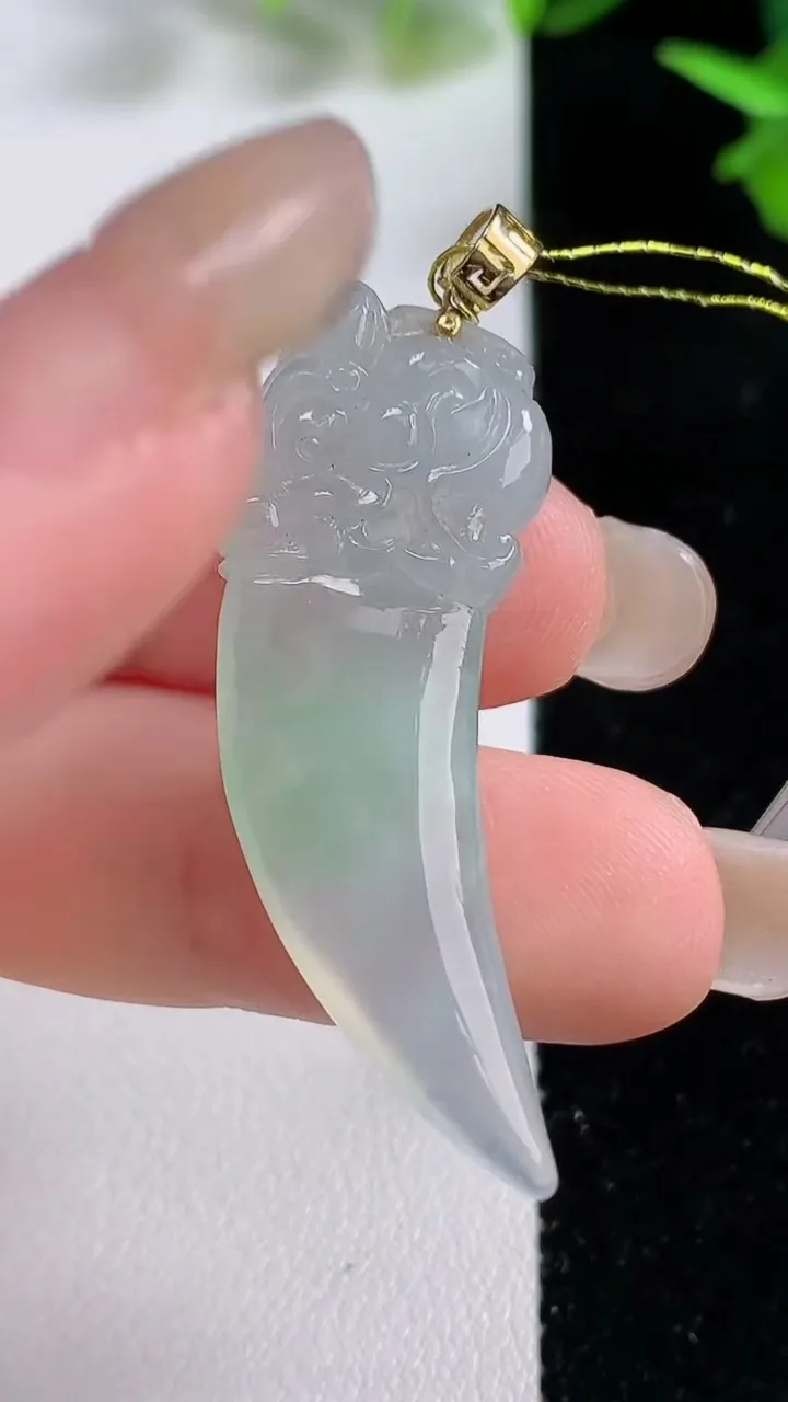 天然A货翡翠龙牙吊坠，尺寸41-14.8-5.5，重量:6.33g
9月16日