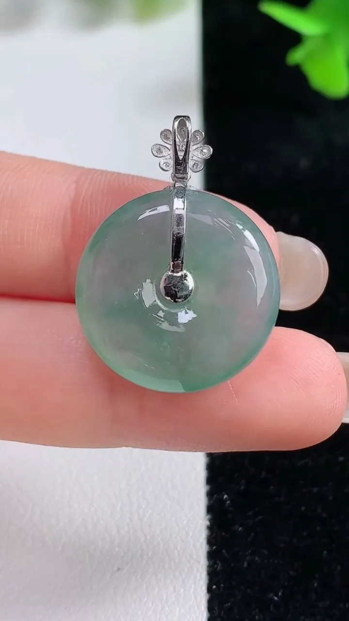 天然A货翡翠种飘花平安扣吊坠，尺寸20.8-6，重量:5.72g
9月16日