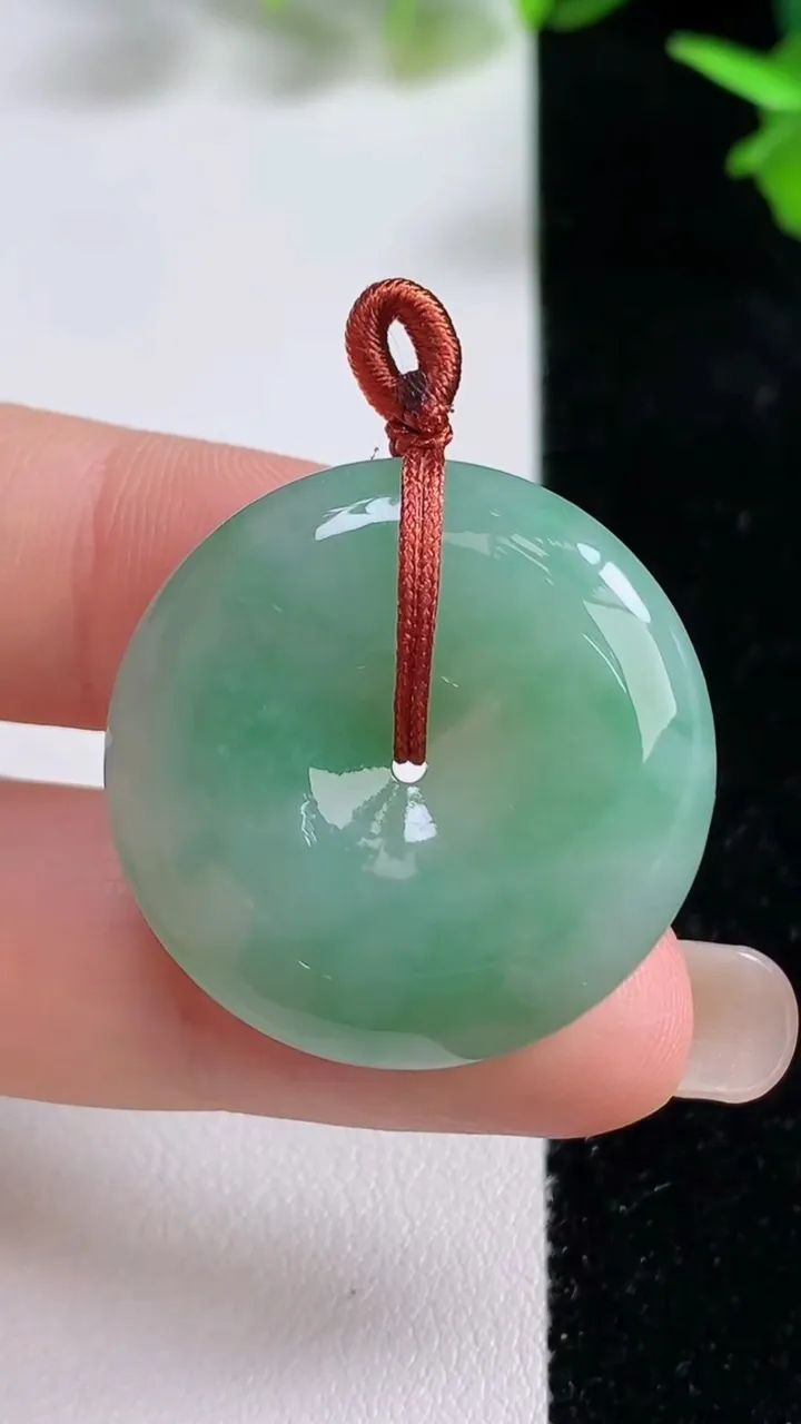 天然A货翡翠平安扣吊坠，尺寸28.3-6.6，重量:11.50g
9月16日