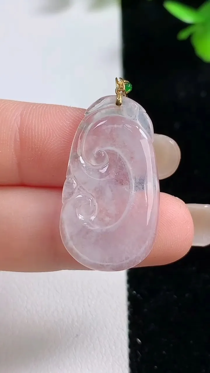 天然A货翡翠种白冰如意吊坠，尺寸22-17-2.5，重:2.57g
9月16日