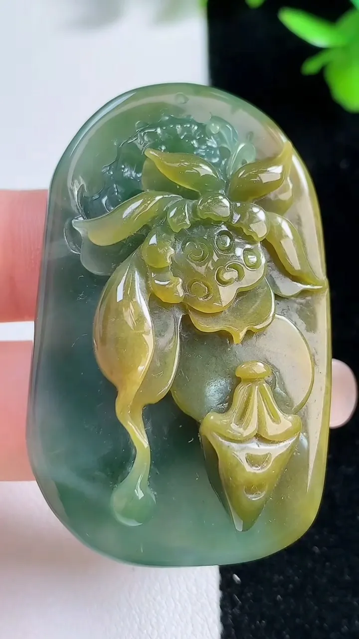 天然A货翡翠和和美美 荷花吊坠，尺寸52.8-33.5-9.4，重:28.97g
9月16日