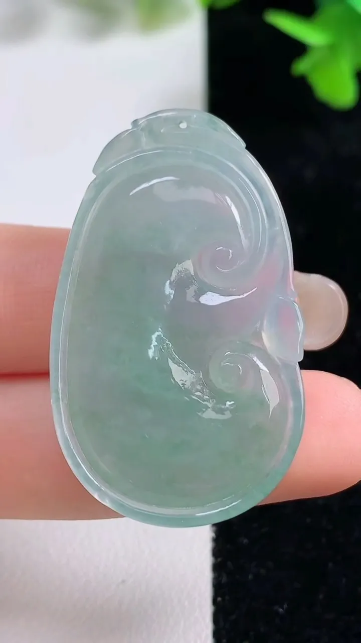 天然A货翡翠如意吊坠，尺寸40.6-24.2-5.8，重量:9.75g
9月16日