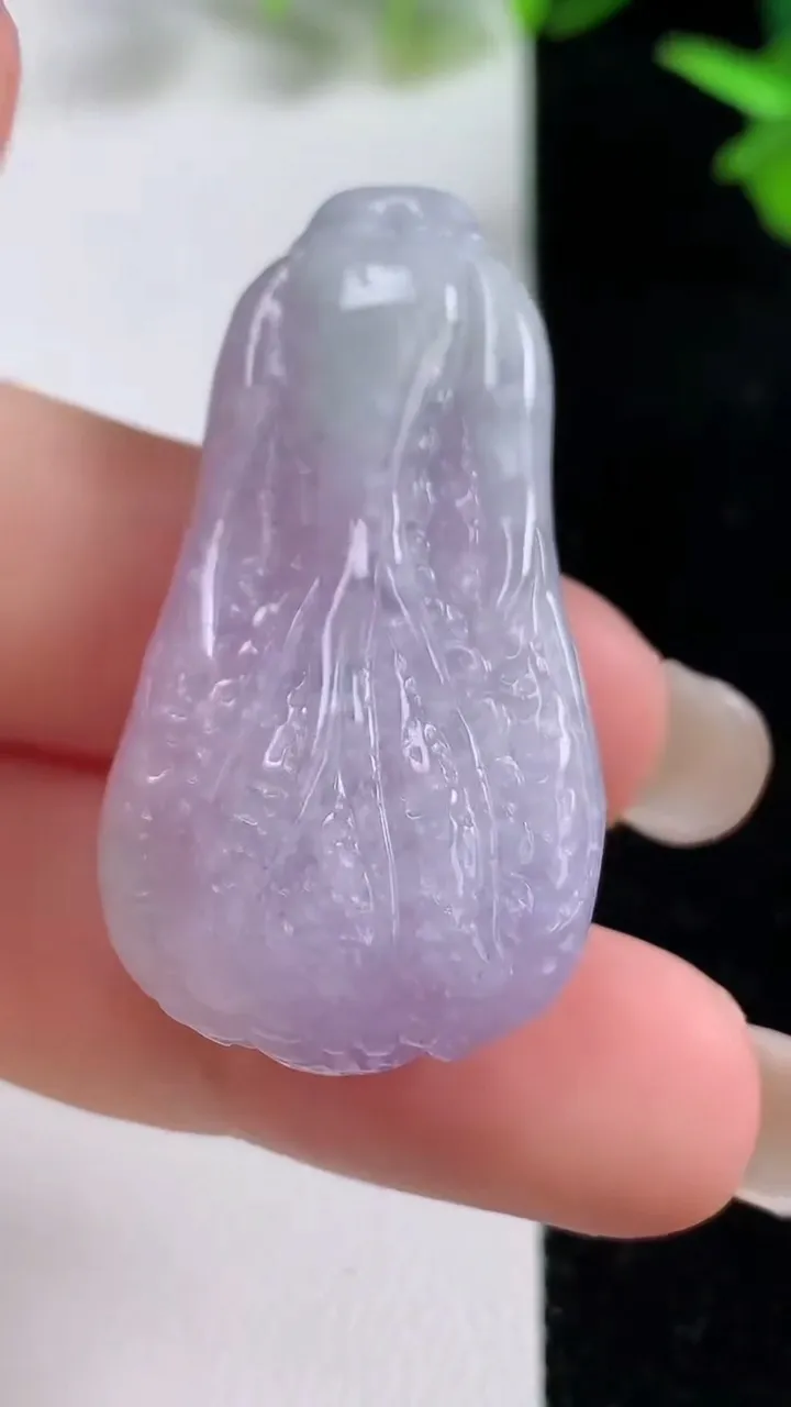 天然A货翡翠紫罗兰白菜吊坠，尺寸39.6-21.5-11.2，重量:14.76g
9月16日
