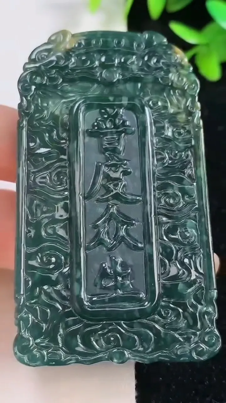 天然A货翡翠双彩蓝水虚空藏观音菩萨吊坠，尺寸71-40-7，重:40.07g
9月16日