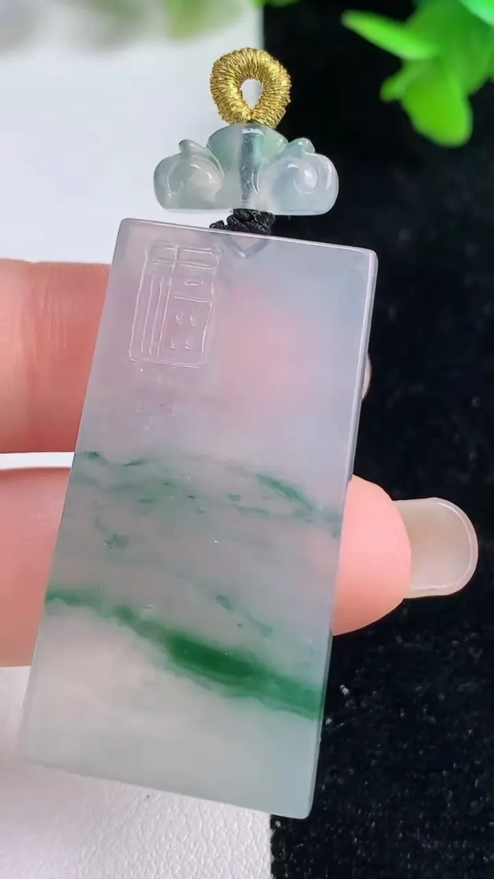 天然A货翡翠种飘花仿古无事牌吊坠，尺寸4.3-21.6-3.5，重量:12.00g
9月16日