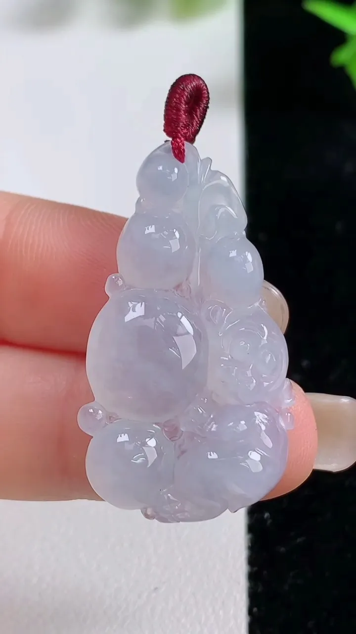 天然A货翡翠生肖猴吊坠，尺寸34.3-19-3.8，重量:5.12g
9月16日