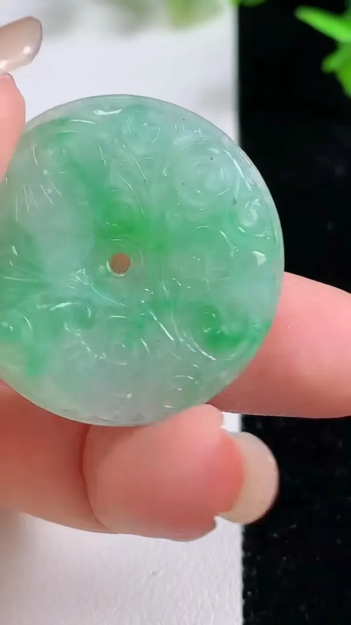 天然A货翡翠雕花平安扣吊坠，尺寸31.3-5.8，重量:11.08g
9月16日