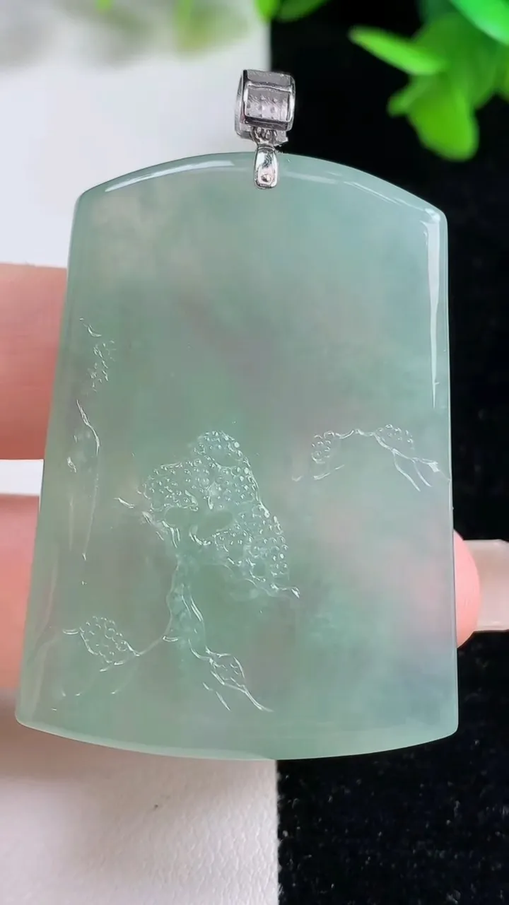 天然A货翡翠山水牌吊坠，尺寸46.6-33.5-5.4，重量:23.57g
9月16日