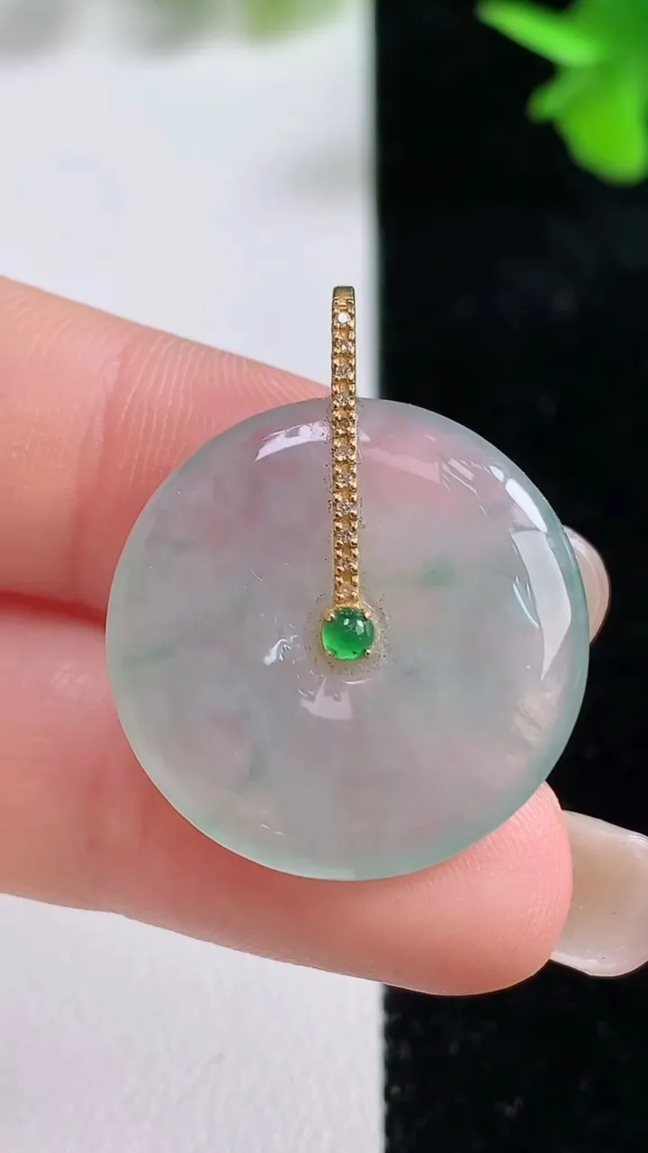 天然A货翡翠种飘花平安扣吊坠，尺寸23.7-4.2，重量:5.94g
9月16日