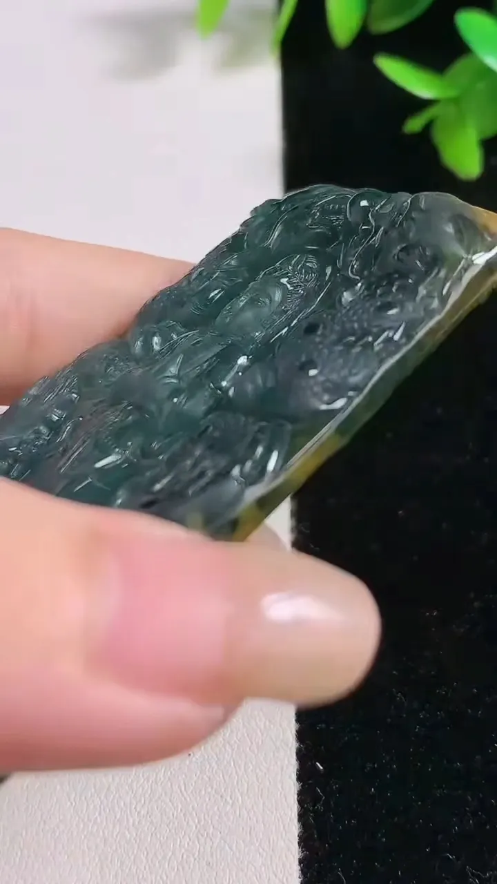 天然A货翡翠蓝水双彩九龙至尊 观音菩萨吊坠，尺寸69-49-7.3，重:41.10g
9月16日