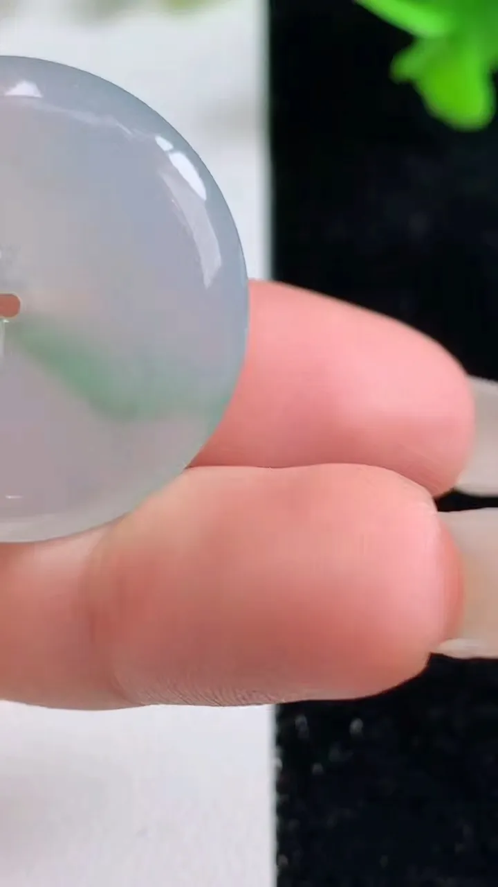 天然A货翡翠种飘花平安扣吊坠，尺寸29.4-5.5，重量:10.33g
9月16日