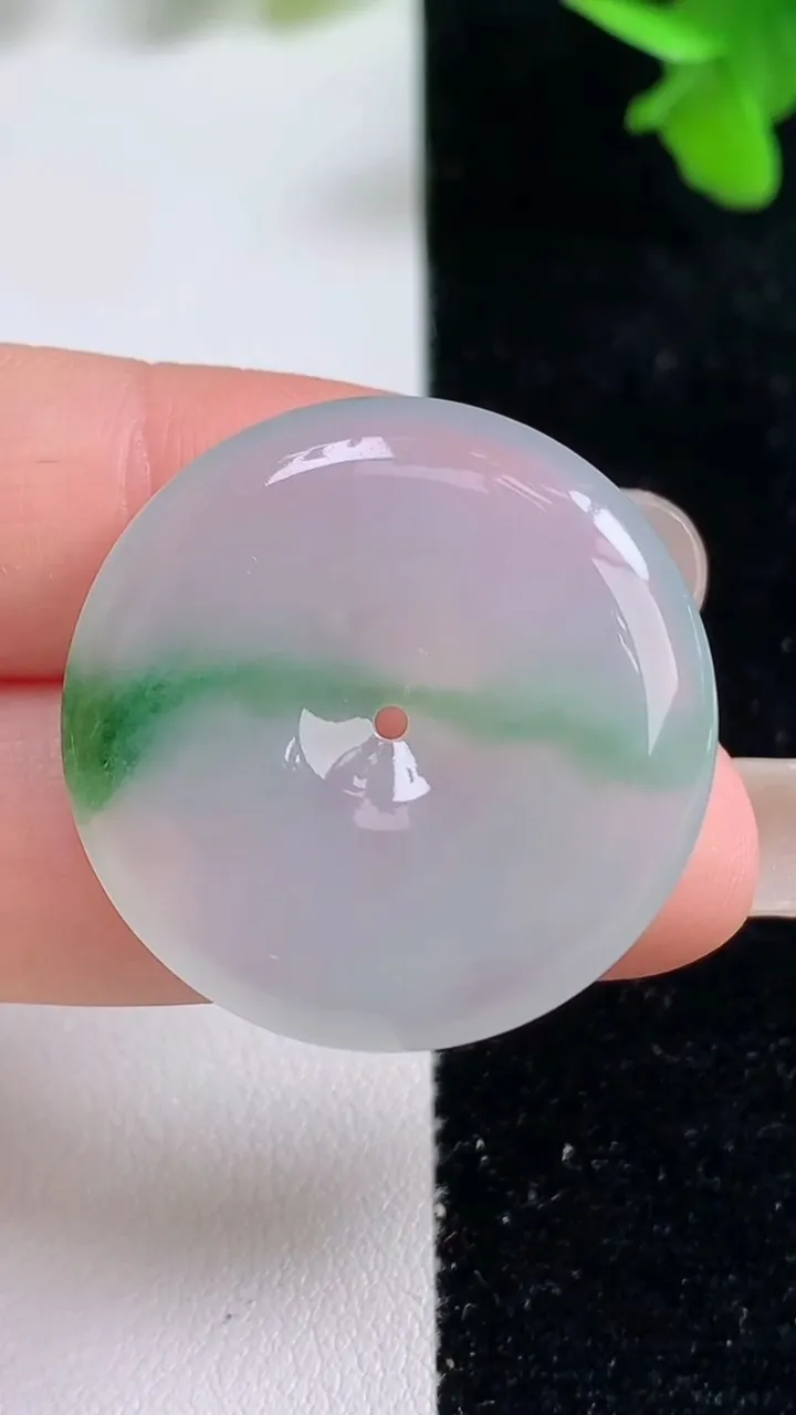 天然A货翡翠种飘花平安扣吊坠，尺寸29.4-5.5，重量:10.33g
9月16日