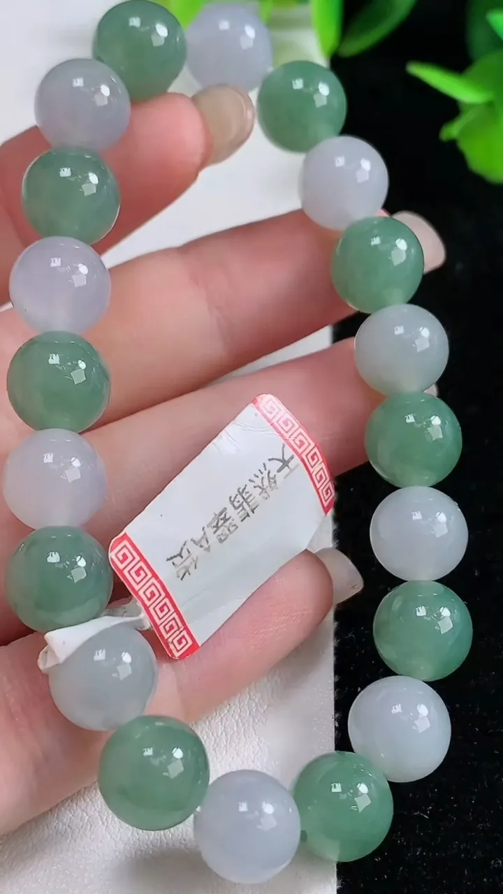 天然A货翡翠圆珠手串，尺寸9.6-20颗，重量:34.31g9月16日
工厂直销收藏佳品,种好水足，色泽均匀，有种有色，上手高大气！