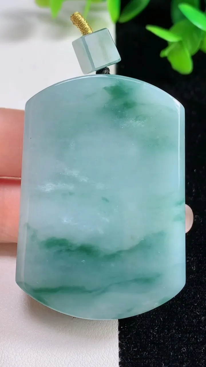 天然A货翡翠冰种飘花无事牌吊坠，尺寸54.7-37-11.6，重量:73.00g
9月16日