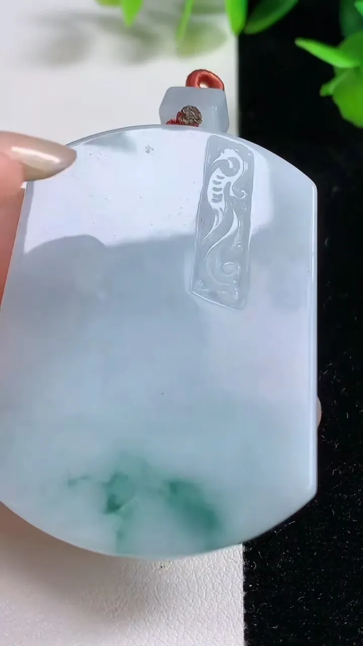 天然A货翡翠飘花仿古无事牌吊坠，尺寸56-41.4-7，重量:41.66g
9月16日
