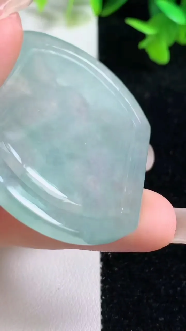 天然A货翡翠生肖猴吊坠，尺寸50.2-42.3-5.2，重量:24.63g
9月16日