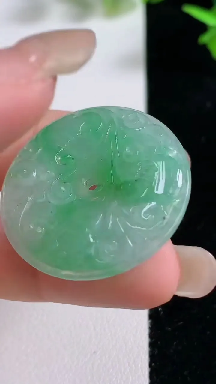 天然A货翡翠雕花平安扣吊坠，尺寸31.3-5.8，重量:11.08g
9月16日