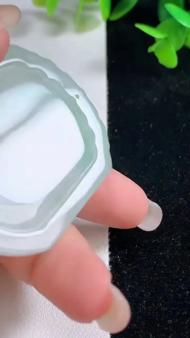 天然A货翡翠生肖蛇吊坠，尺寸50.5-44.8-4.7，重量:25.95g
9月16日