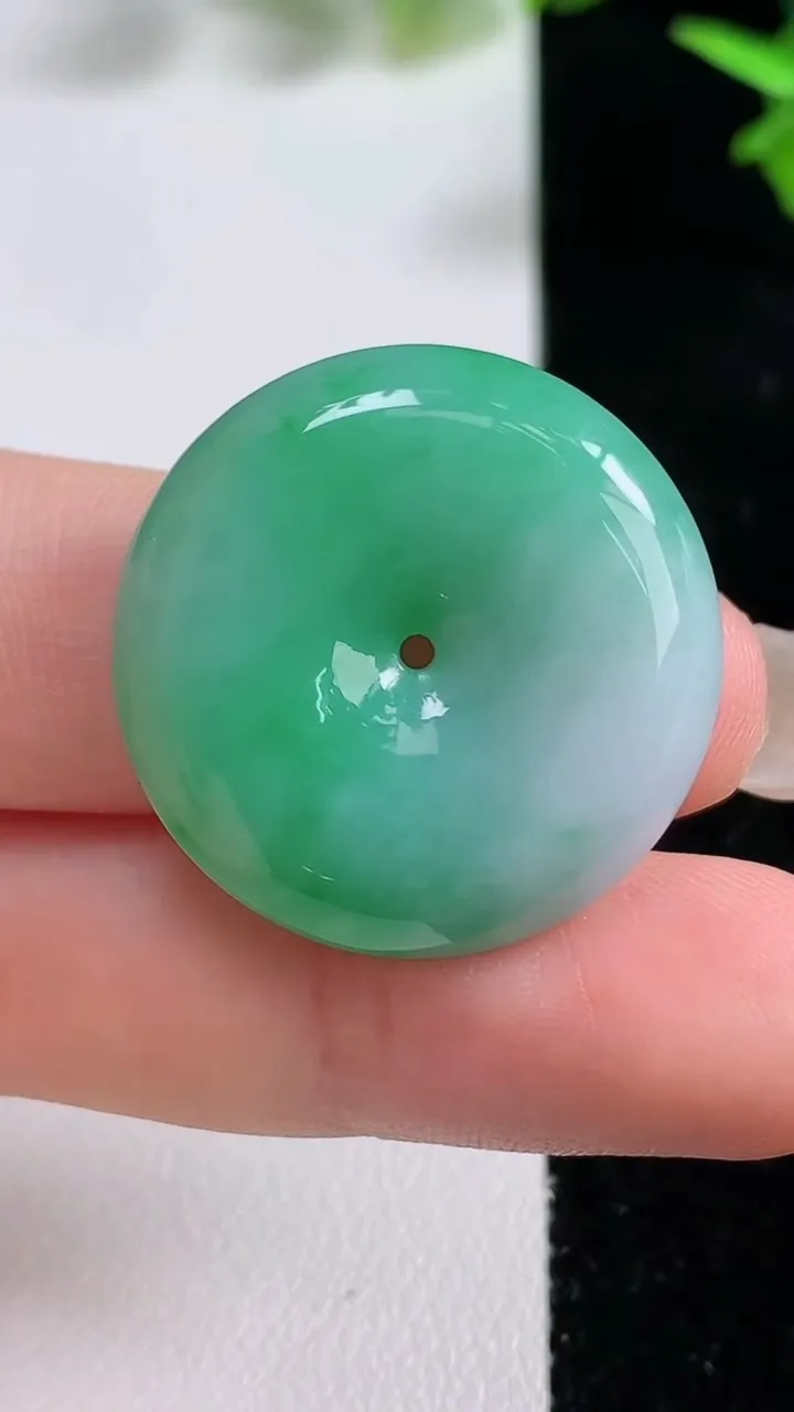 天然A货翡翠平安扣吊坠，尺寸26.4-6.5，重量:10.20g
9月16日