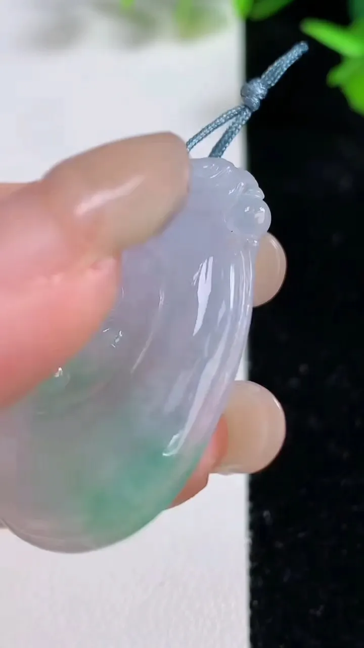 天然A货翡翠如意吊坠，尺寸38-21-4.6，重量:7.20g
9月16日