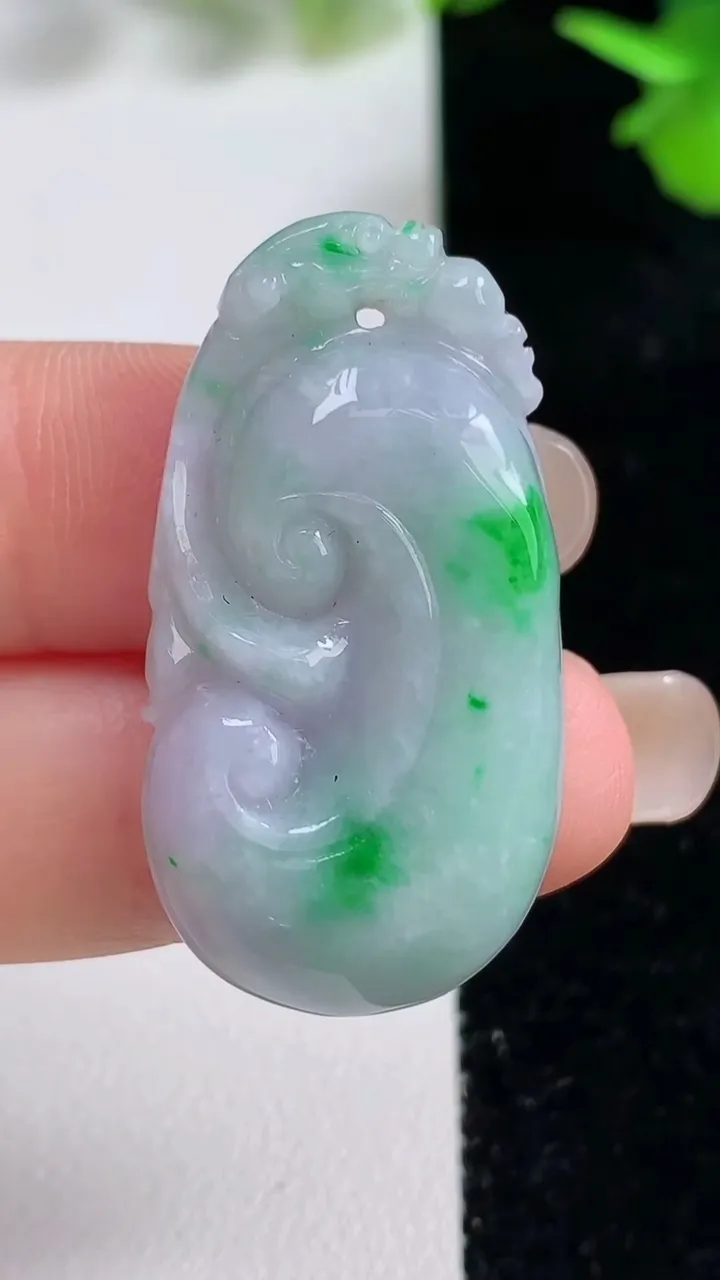 天然A货翡翠春带彩紫罗兰如意吊坠，尺寸37-19.7-6，重量:8.90g
9月16日