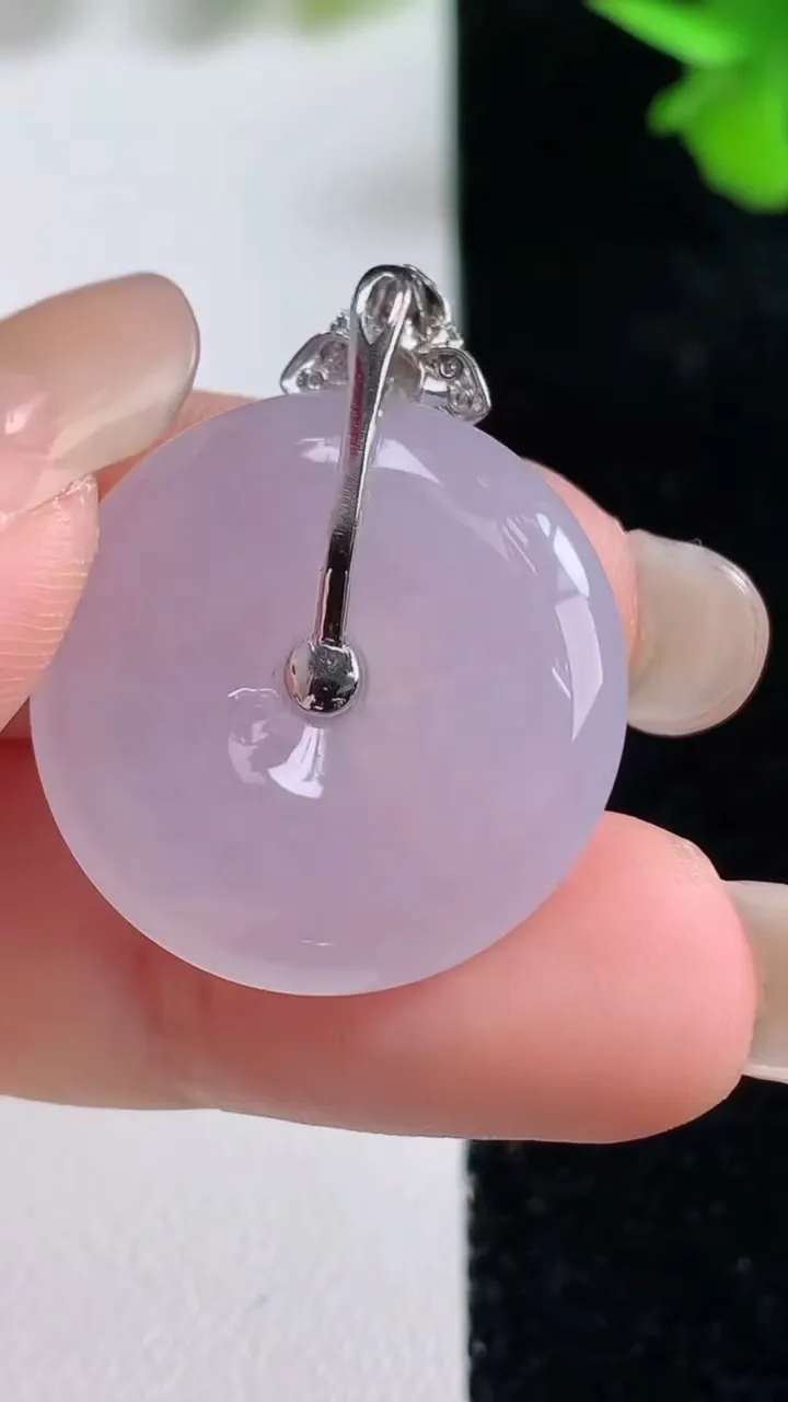 天然A货翡翠种白冰平安扣吊坠，尺寸23.8-5，重量:6.84g
9月16日