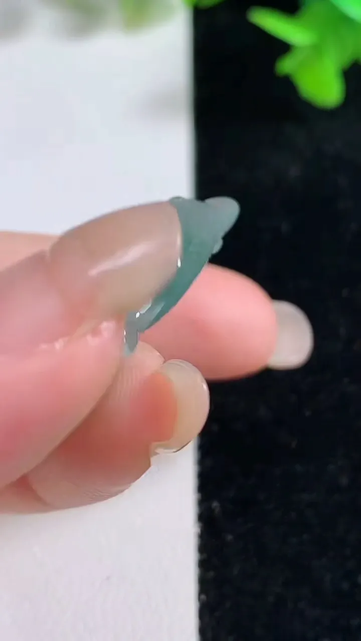 天然A货翡翠冰种飘花年年有余吊坠，尺寸41.5-25.5-9，重量:13.26g
9月16日