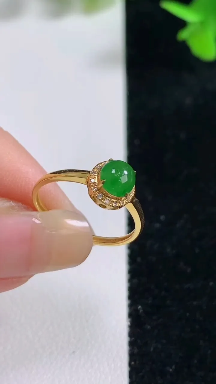 天然A货翡翠蛋面戒指，尺寸18.7-5.5，重量:1.25g2025年9月16日
工厂直销收藏佳品,