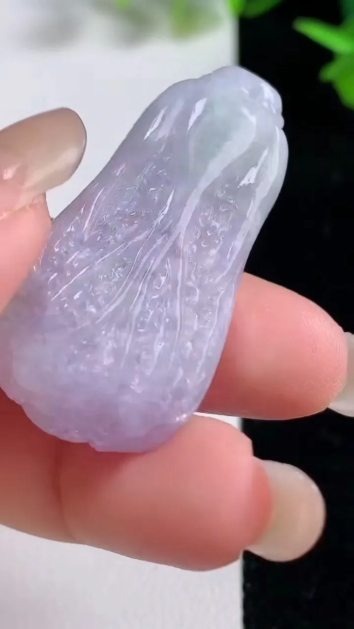 天然A货翡翠紫罗兰白菜吊坠，尺寸39.6-21.5-11.2，重量:14.76g
9月16日