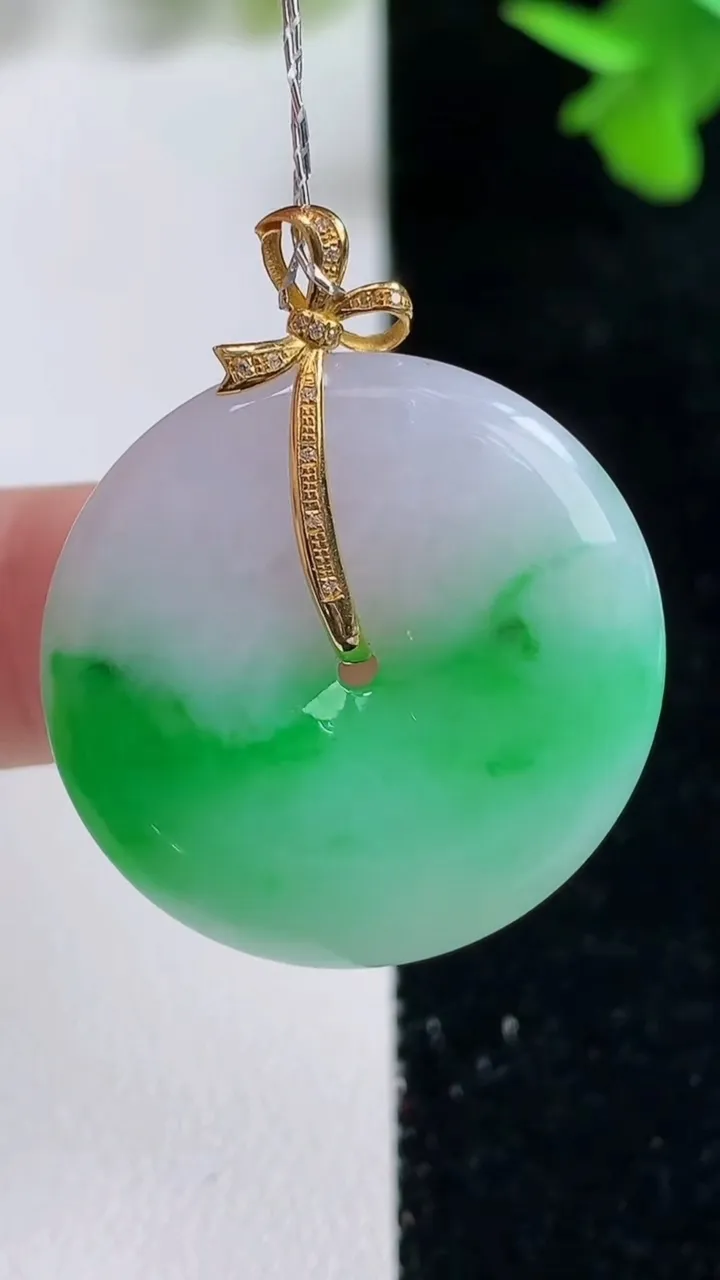 天然A货翡翠平安扣吊坠，尺寸27.3-4.2，重量:7.66g
9月16日