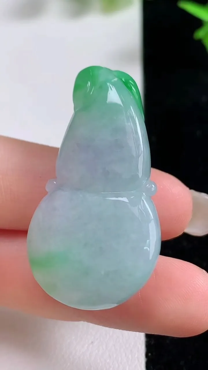 天然A货翡翠葫芦吊坠，尺寸42-22.2-12.8，重量:19.48g
9月16日