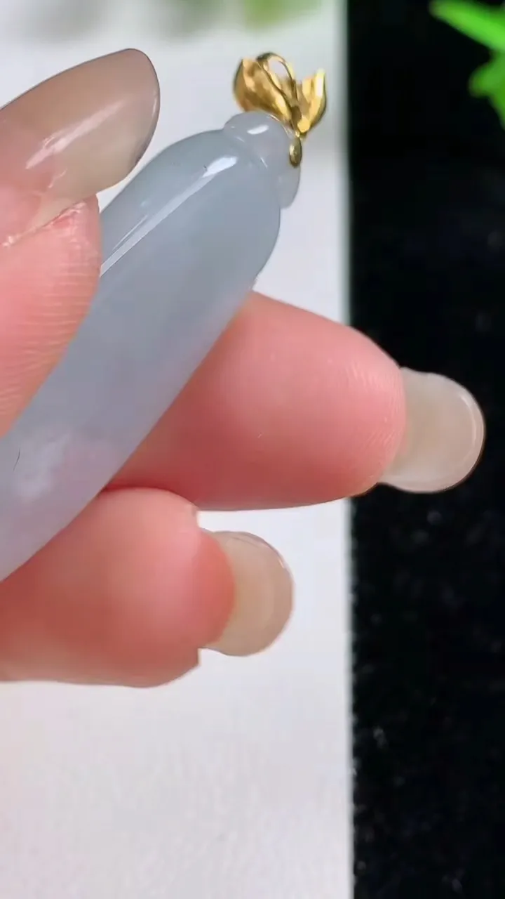 天然A货翡翠种白冰福瓜吊坠，尺寸39-16.6-8，重量:9.79g
9月16日