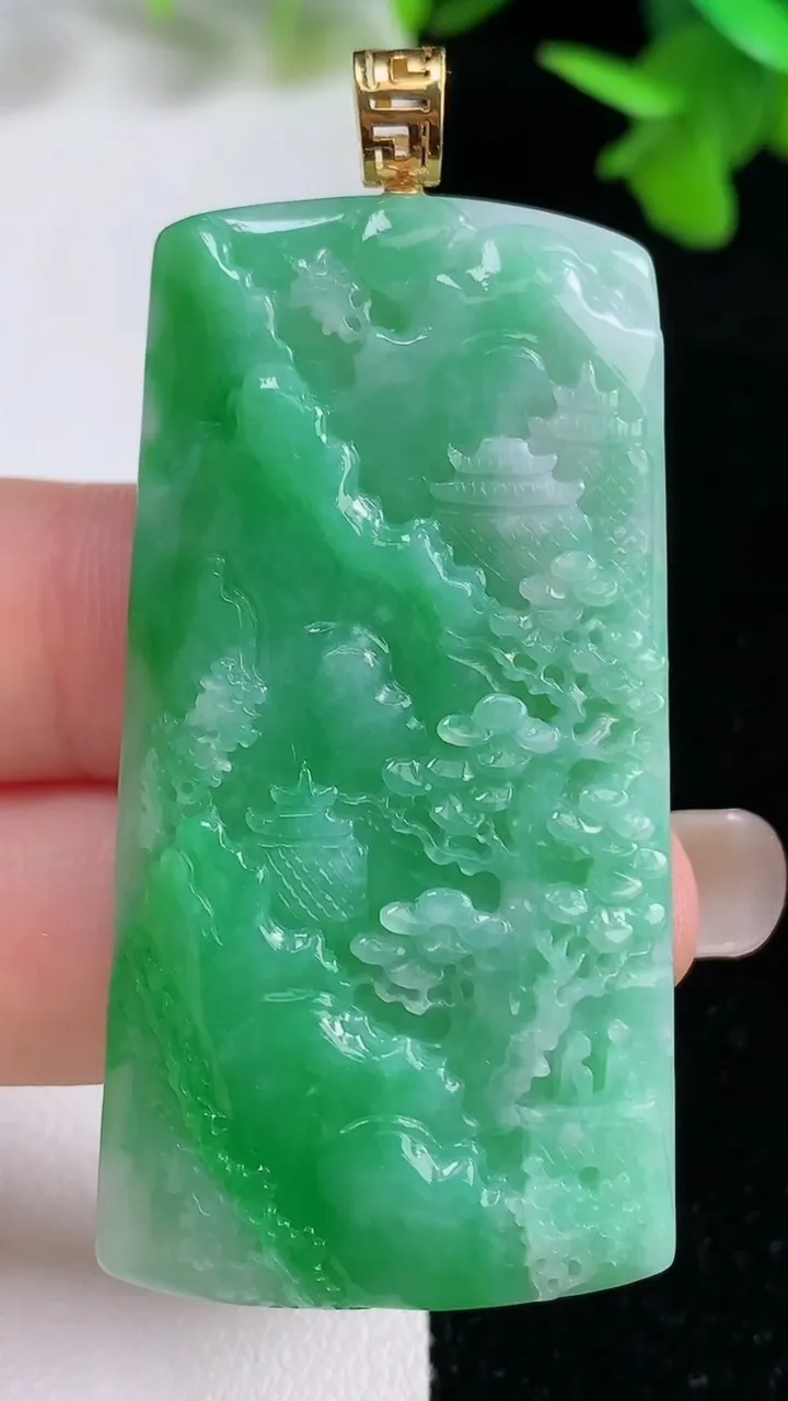 天然A货翡翠山水牌吊坠，尺寸52.8-27.3-5.3，重量:20.50g
9月16日