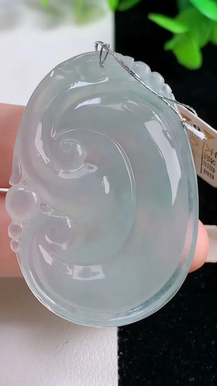 天然A货翡翠冰种飘花如意吊坠，尺寸50.3-36.2-6，重量:18.34g
9月16日