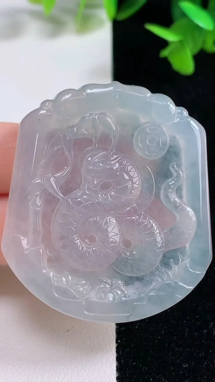 天然A货翡翠生肖蛇吊坠，尺寸50.3-44-4.8，重量:24.80g
9月16日