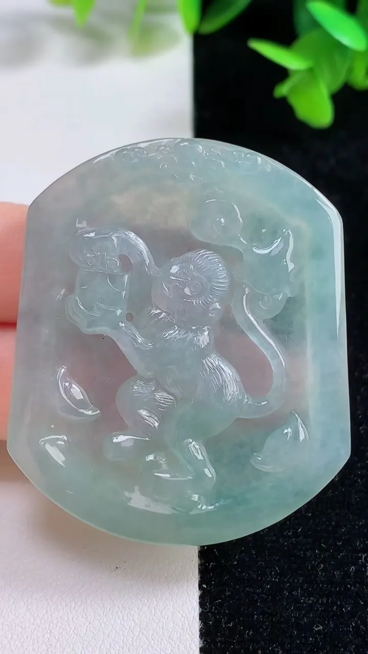 天然A货翡翠生肖猴吊坠，尺寸50.2-42.3-5.2，重量:24.63g
9月16日