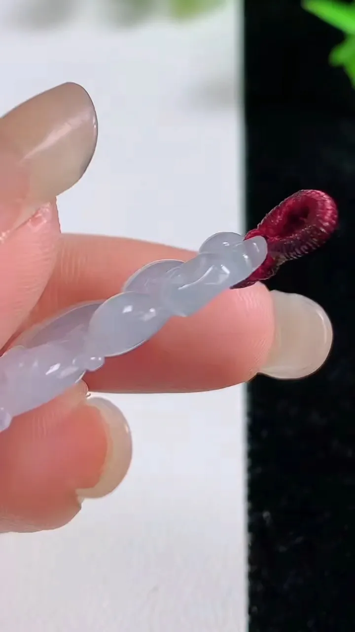 天然A货翡翠生肖猴吊坠，尺寸34.3-19-3.8，重量:5.12g
9月16日