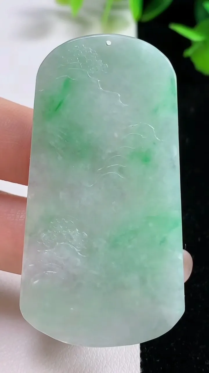 天然A货翡翠山水牌吊坠，尺寸60.8-31.5-4.7，重量:22.29g
9月16日